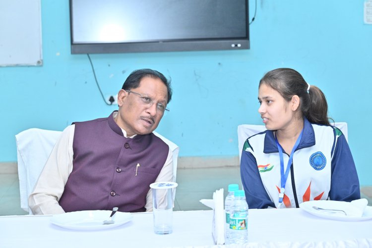 मुख्यमंत्री ने आकांक्षा विद्यालय में नीट जेईई कोचिंग के विद्यार्थियों से किया संवाद"मुख्यमंत्री ने कोचिंग के विद्यार्थियों के साथ किया भोजन