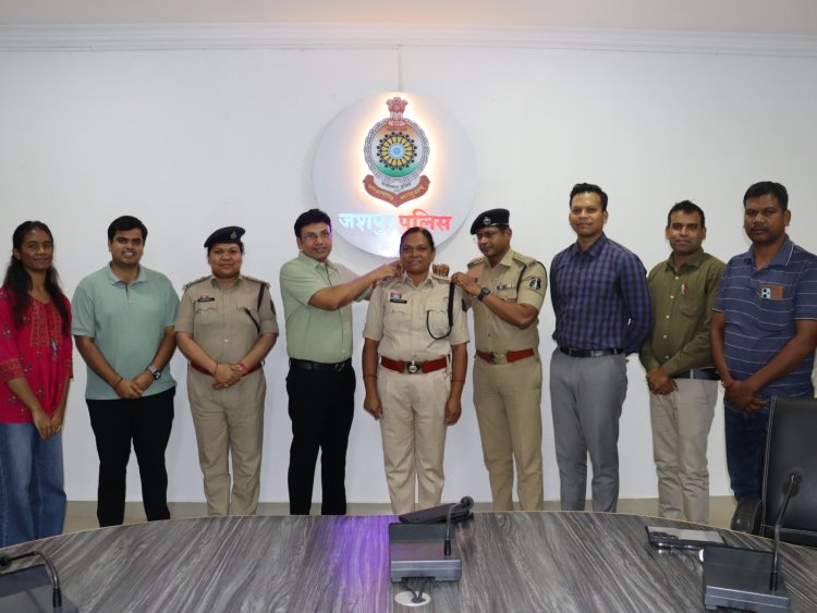 पुलिस अधीक्षक कार्यालय जशपुर में स्टार सेरेमनी का किया गया आयोजन" निरीक्षक आशा तिर्की, हुईं उप पुलिस अधीक्षक पद पर पदोन्नत