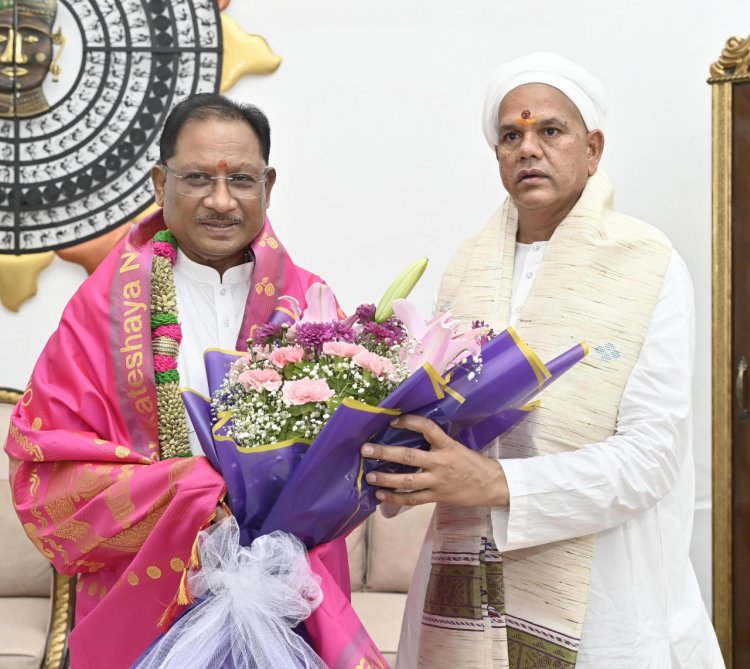 रायपुर : मुख्यमंत्री श्री साय से पं. श्री रविशंकर जी महाराज रावतपुरा सरकार ने की सौजन्य मुलाकात