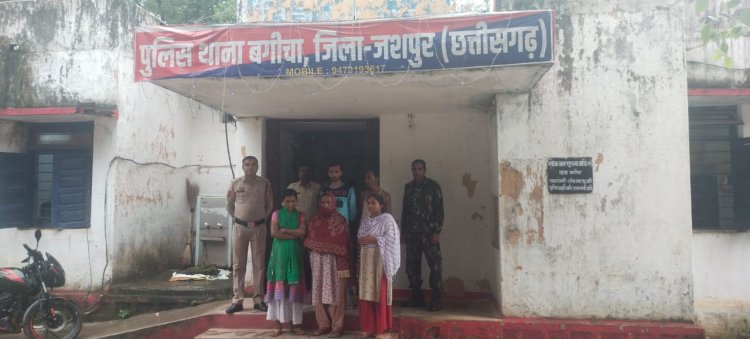 जशपुर: पुलिस से उलझना पड़ा महंगा, पुलिस ने सिखाया कानून का सख्त सबक" आरोपियों ने थाने में की थी रिपोर्ट दर्ज कराने आए फरियादी के साथ मारपीट" आरोपियों ने ड्यूटी में तैनात एक आरक्षक को अपने पालतू कुत्ते से कटवाया.... पढ़िए पूरी खबर