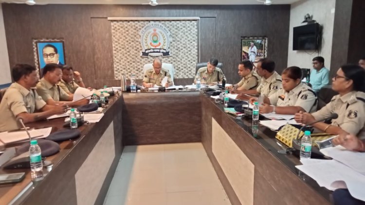 पुलिस अधीक्षक जांजगीर- चाम्पा श्री विजय कुमार पाण्डेय (IPS) ने जिले के समस्त राजपत्रित अधिकारियों एवं थाना/चौकी प्रभारियों का अपराध समीक्षा आहूत बैठक लिया गया