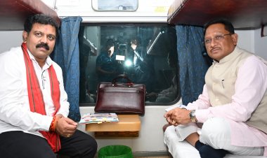CM विष्णु देव साय रायपुर से अंबिकापुर तक किए ट्रेन का सफर…!