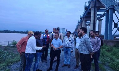 कलेक्टर ने बाढ़ संवेदनशील क्षेत्रों का व्यापक निरीक्षण कर तैयारियों का लिया जायजा