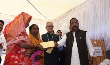 कृषि मंत्री श्री रामविचार नेताम ने डिण्डो में किया ग्रामीण बैंक शाखा का शुभारंभ,मंत्री ने महिलाओं को चरण पादुका पहनाकर का किया सम्मानित