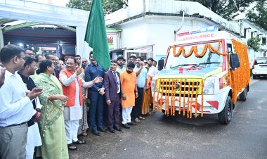 मुख्यमंत्री श्री साय ने आधुनिक सुविधाओं से युक्त एम्बुलेंस को हरी झंडी दिखा कर किया रवाना