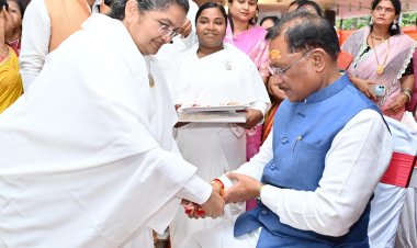 रक्षाबंधन के पावन पर्व पर मुख्यमंत्री श्री विष्णु देव साय को ब्रह्मकुमारी बहनों ने बाँधी राखी