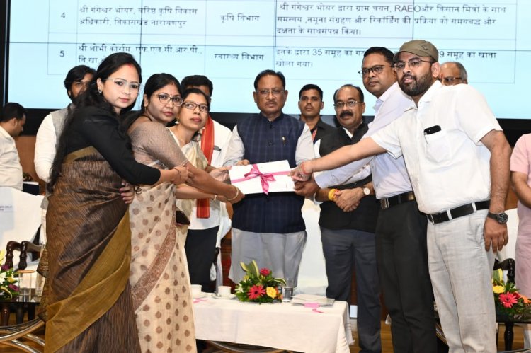 संपूर्णता अभियान में उत्कृष्ट कार्य करने वाले आकांक्षी जिलों और विकासखंडों को मुख्यमंत्री ने किया पुरस्कृत