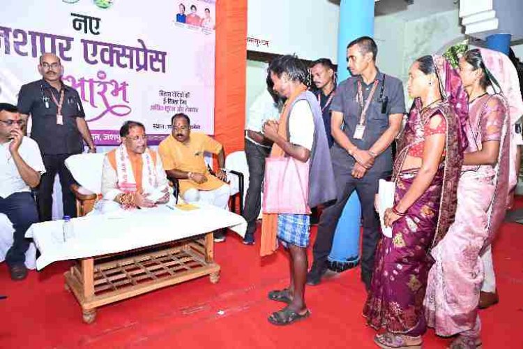 मुख्यमंत्री विष्णुदेव साय ने बगिया कैंप कार्यालय में सुनी जनता की समस्याएं, त्वरित निराकरण के दिए निर्देश..