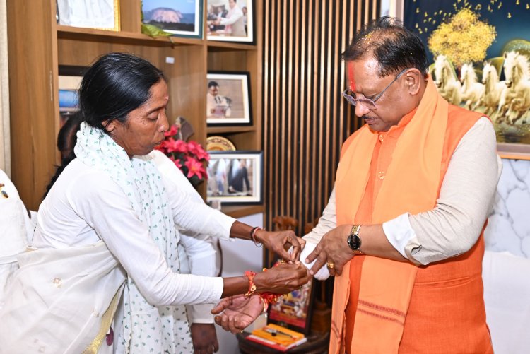 मुख्यमंत्री को ब्रह्माकुमारी की बहनें स्वास्थ्य विभाग और पुलिस विभाग की दीदियों ने भी बांधी राखी 