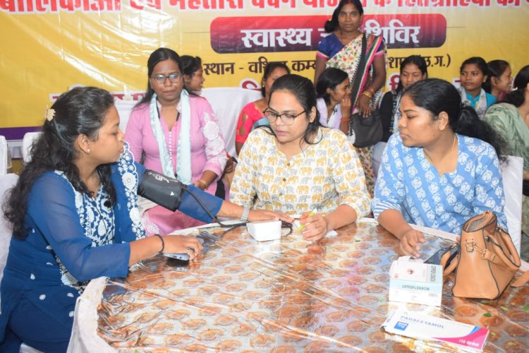 छत्तीसगढ़ रजत महोत्सव अंतर्गत 'महतारी मेगा हेल्थ कैम्प' का हुआ आयोजन"109 महिलाओं की कैम्प में हुई स्वास्थ्य की जांच, चिकित्सकों ने दिए परामर्श