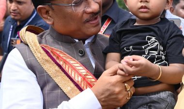 सरल और सहज मुख्यमंत्री श्री विष्णु देव साय का दिखा अपनत्व, नन्हे इवान को गोद में लेकर किया दुलार