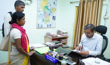 अपर कलेक्टर श्री प्रदीप कुमार साहू ने जनदर्शन में सुनी लोगों की समस्याएं, समयबद्ध निराकरण के दिए निर्देश