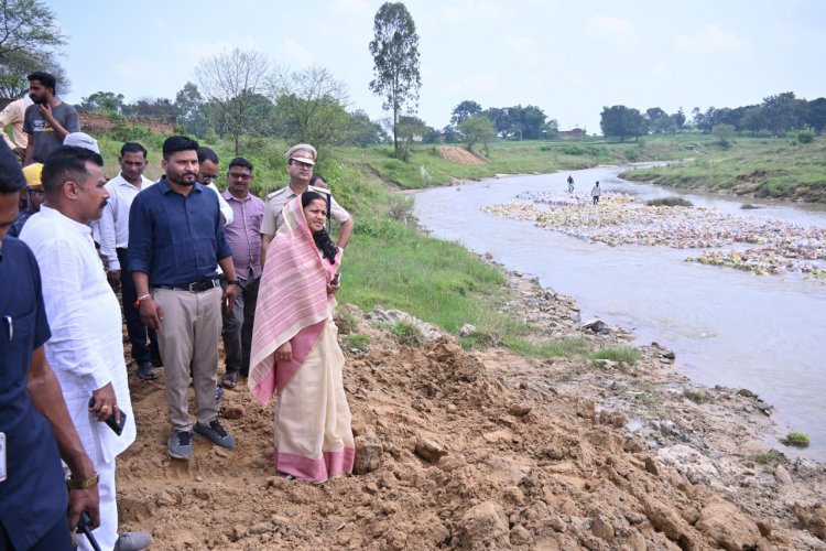 मंत्री लक्ष्मी राजवाड़े ने गोबरी नाला पर अस्थायी रपटा निर्माण कार्य का किया निरीक्षण  गोबरी नाला पर अस्थायी रपटा निर्माण कार्य का किया निरीक्षण कार्य की प्रगति देखी, अधिकारियों को शीघ्र पूर्ण करने दिए निर्देश
