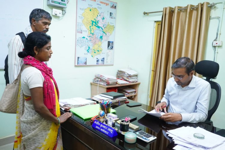 अपर कलेक्टर श्री प्रदीप कुमार साहू ने जनदर्शन में सुनी लोगों की समस्याएं, समयबद्ध निराकरण के दिए निर्देश