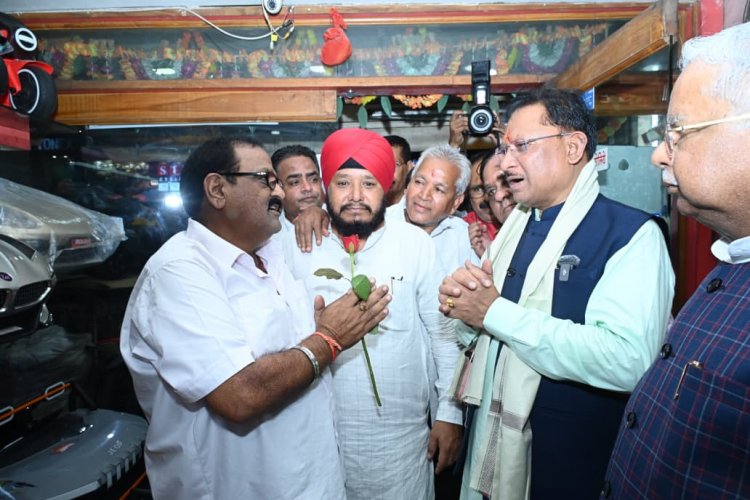 जीएसटी बचत उत्सव का जायजा लेने बाजार पहुंचे मुख्यमंत्री श्री साय