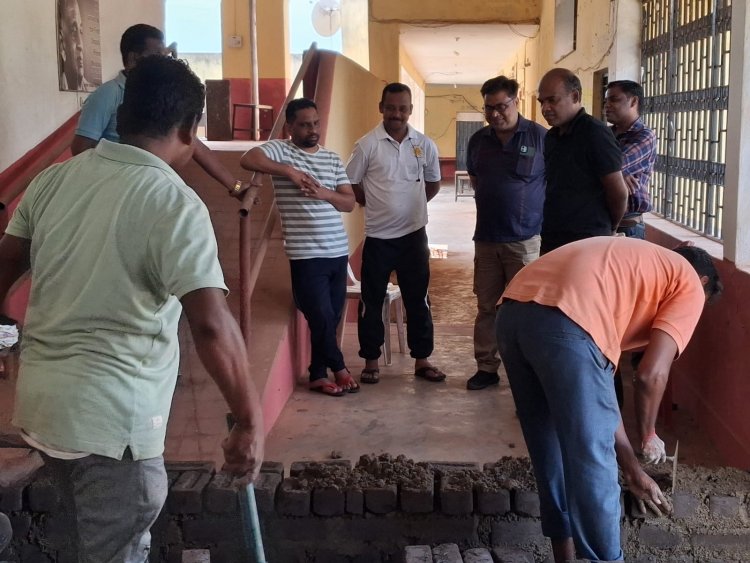 उच्च न्यायालय के निर्देशानुसार विद्यालय परिसर एवं ईव्हीएम स्ट्रॉंग रूम को पक्की दीवार द्वारा किया गया विभाजित