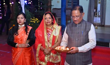 मुख्यमंत्री ने अपने परिवार के साथ गृह ग्राम बगिया में दीपावली का त्योहार मनाया 