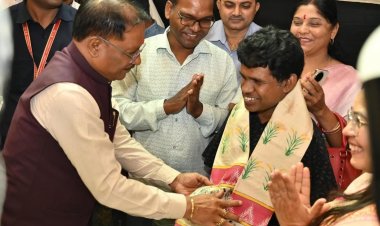 मुख्यमंत्री ने दिव्यांग बच्चों के संग बांटी दीपावली की खुशियां