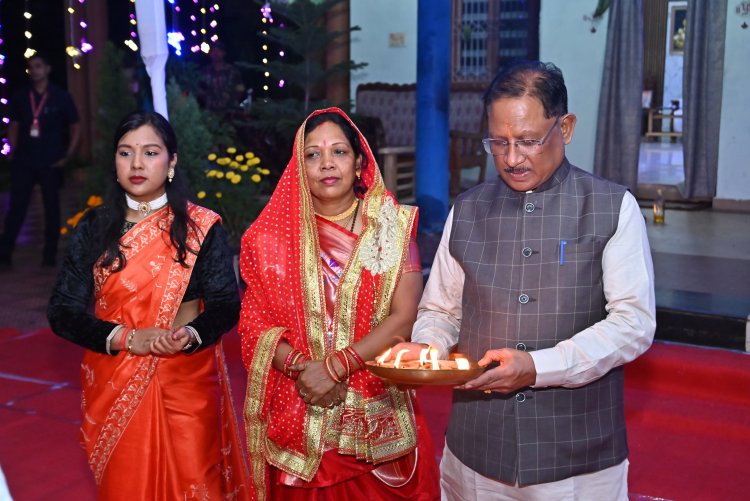मुख्यमंत्री ने अपने परिवार के साथ गृह ग्राम बगिया में दीपावली का त्योहार मनाया 