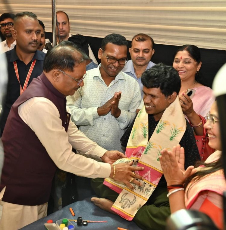 मुख्यमंत्री ने दिव्यांग बच्चों के संग बांटी दीपावली की खुशियां