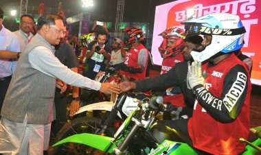 राष्ट्रीय सुपरक्रॉस बाइक रेसिंग चैंपियनशिप-2025 का रोमांच रायपुर में:मुख्यमंत्री श्री विष्णु देव साय ने बढ़ाया युवाओं का हौसला