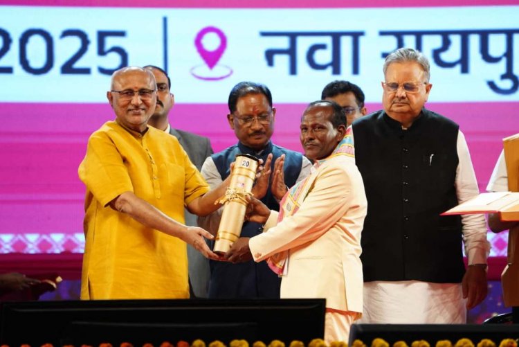 उप राष्ट्रपति श्री सीपी राधाकृष्णन ने छत्तीसगढ़ के 34 अलंकरण से 37 विभूतियों एवं 4 संस्थाओं को किया सम्मानित