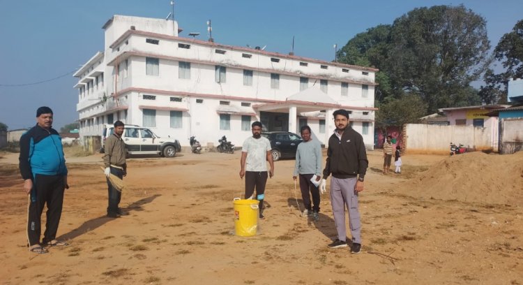 जनपद कार्यालय दुलदुला में स्वच्छता श्रमदान का हुआ आयोजन  जनप्रतिनिधियों और कर्मचारियों ने मिलकर दिया स्वच्छता का संदेश