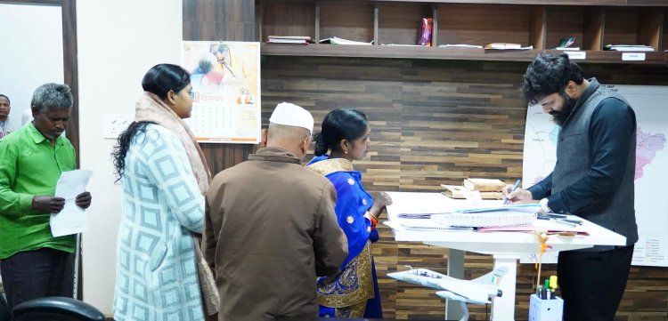 कलेक्टर श्री रोहित व्यास ने जनदर्शन में सुनी आमजन की समस्याएँ