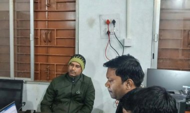 Big Breaking Jashpur: “ट्रांसफर के बदले 80 हजार मांगे, 40 हजार लेते रंगे हाथ पकड़े गए जशपुर महिला एवं बाल विकास विभाग के बाबू” ! गिरफ्तार....