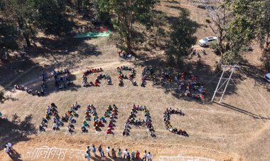 करमरी में ग्रामीणों द्वारा मानव श्रृंखला बनाकर 'आत्मनिर्भर गांव - विकसित भारत' का दिया संदेश