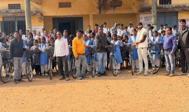 छत्तीसगढ़ सरस्वती साइकिल योजना से छात्राओं को मिला संबल  ,हाई स्कूल हर्राडीपा में जनपद सदस्य राकेश गुप्ता ने किया साइकिल वितरण
