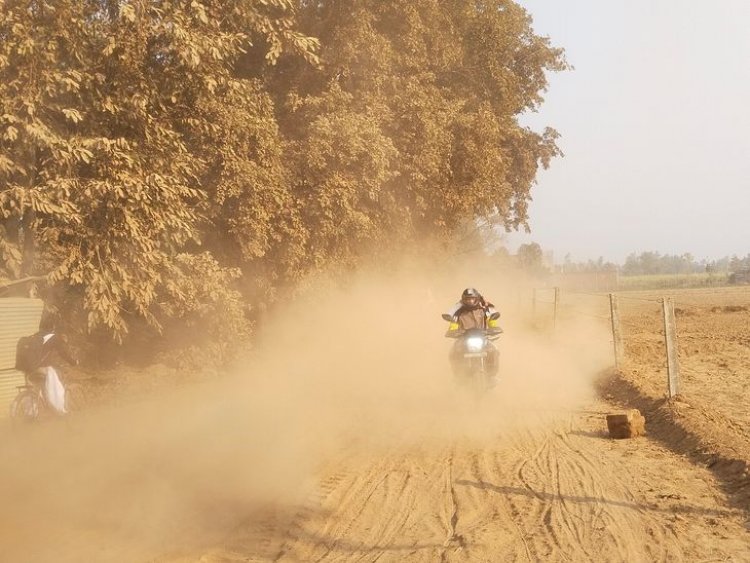 Bagicha Breaking: बगीचा से रौनी सड़क चौड़ीकरण वार्डवासियों के लिए बना मुसीबत , उड़ते धूल से परेशान ग्रामीण पहुंचे SDM कार्यालय , ठेकेदार पर कार्यवाही की मांग... पढ़िए पूरी खबर