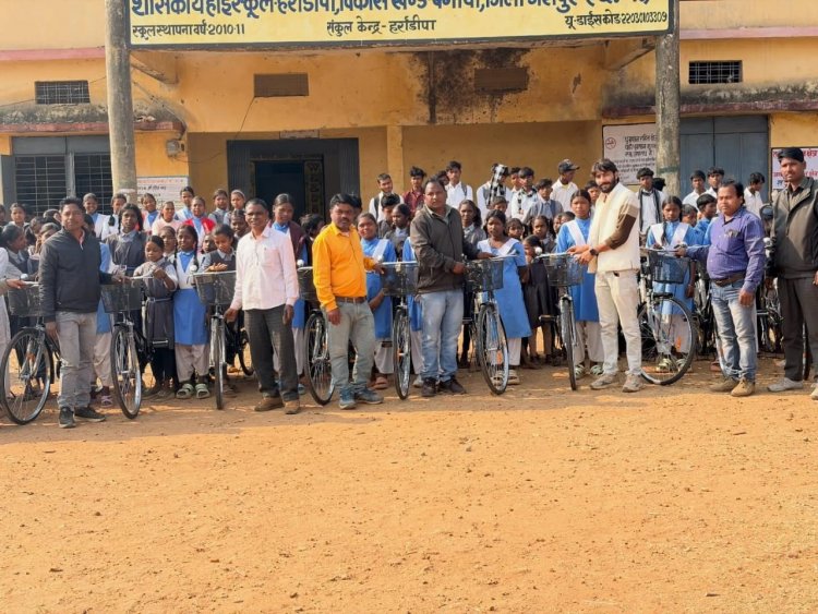 छत्तीसगढ़ सरस्वती साइकिल योजना से छात्राओं को मिला संबल  ,हाई स्कूल हर्राडीपा में जनपद सदस्य राकेश गुप्ता ने किया साइकिल वितरण