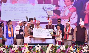 सुकमा के जनजातीय वेशभूषा ने बिखेरा जलवा*     *गृहमंत्री श्री अमित शाह और मुख्यमंत्री श्री विष्णुदेव साय ने किया सम्मानित