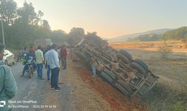 जशपुर: सन्ना थाना क्षेत्र के खूंटाटांगर में अनियंत्रित हाईवा पलटा, चालक घायल ,तेज रफ्तार बनी मुसीबत... पढ़िए पूरी खबर