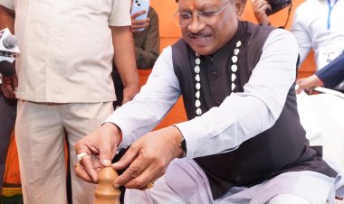 मुख्यमंत्री श्री साय ने कुम्हार के चाक पर गढ़ा दीया, पारंपरिक शिल्पकारों से किया आत्मीय संवाद: