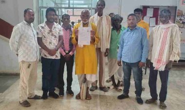 जशपुर: गम्हरिया धान मंडी प्रबंधक पर अवैध वसूली के आरोप, कांग्रेस नेताओं संग किसानों ने सौंपा ज्ञापन... पढ़िए विस्तार से