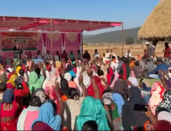 जशपुर : ‘तहसीलदार हटाओ–सन्ना बचाओ’ के नारों के बीच खुड़िया क्षेत्र में उमड़ा ग्रामीणों का जनसैलाब