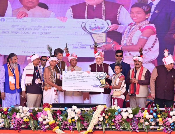 सुकमा के जनजातीय वेशभूषा ने बिखेरा जलवा*     *गृहमंत्री श्री अमित शाह और मुख्यमंत्री श्री विष्णुदेव साय ने किया सम्मानित