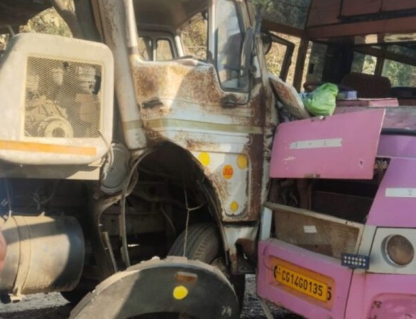 जशपुर: बगीचा थाना क्षेत्र के रौनी घाटी में हाइवा–बस की टक्कर से दर्जनों घायल, हालिया डामरीकरण के बाद बढ़ी रफ्तार... मौके पर बगीचा पुलिस