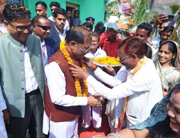 रायगढ़ में महापौर श्री जीवर्धन चौहान से भेंट के दौरान मुख्यमंत्री ने किया जनादेश का स्मरण