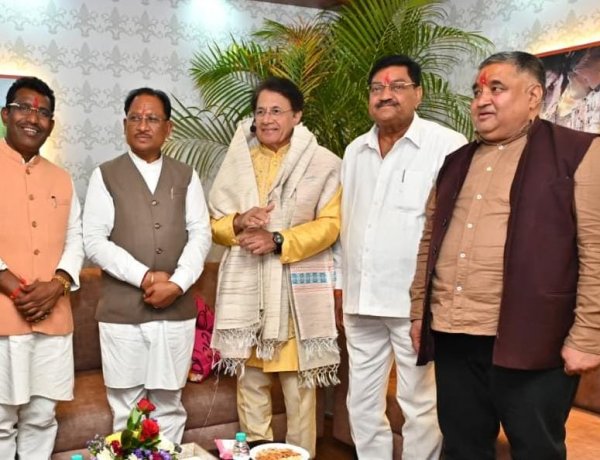 प्रख्यात कलाकार श्री अरुण गोविल ने दी “सुनो श्री राम कहानी” की भावपूर्ण प्रस्तुति, मुख्यमंत्री से की आत्मीय भेंट