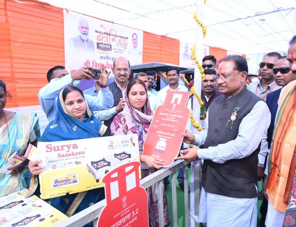 उज्ज्वला गैस, पिंक ई-रिक्शा और गार्बेज रिक्शा वितरण से आत्मनिर्भरता को मिला नया संबल