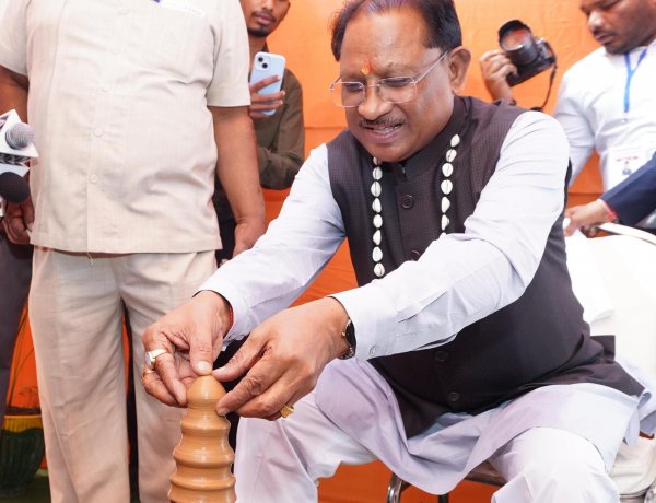 मुख्यमंत्री श्री साय ने कुम्हार के चाक पर गढ़ा दीया, पारंपरिक शिल्पकारों से किया आत्मीय संवाद: