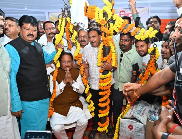 मुख्यमंत्री श्री विष्णुदेव साय को मिलीं जन-जन की शुभकामनाएं, जन्मदिन पर मुख्यमंत्री निवास बना उल्लास का केंद्र