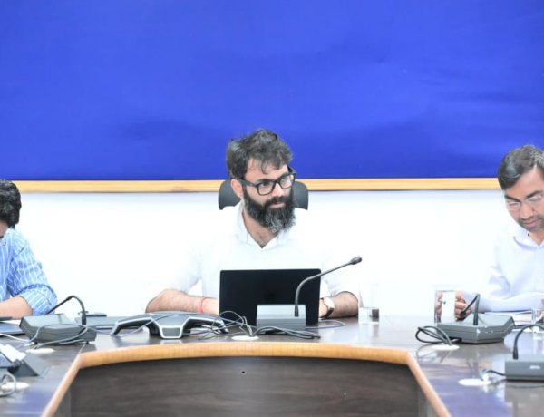 कलेक्टर ने धान खरीदी केन्द्र में बारिश से बचाव के लिए त्रिपाल की व्यस्था करने के दिए निर्देश 