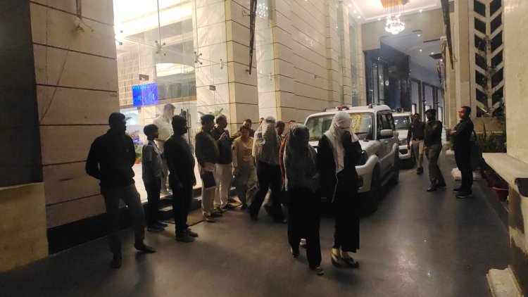 रायगढ़: होटल ट्रिनिटी के सनराइज स्पा में देह व्यापार का भंडाफोड़, संचालक व मैनेजर गिरफ्तार — एसएसपी शशि मोहन सिंह की सख्ती