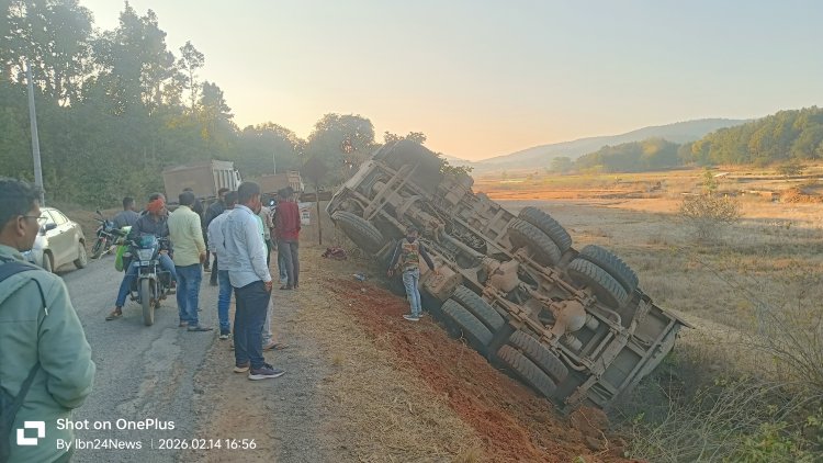 जशपुर: सन्ना थाना क्षेत्र के खूंटाटांगर में अनियंत्रित हाईवा पलटा, चालक घायल ,तेज रफ्तार बनी मुसीबत... पढ़िए पूरी खबर