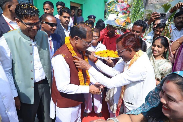 रायगढ़ में महापौर श्री जीवर्धन चौहान से भेंट के दौरान मुख्यमंत्री ने किया जनादेश का स्मरण