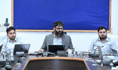 कलेक्टर श्री रोहित व्यास ने समय-सीमा की बैठक में लंबित प्रकरणों के त्वरित निराकरण के दिए निर्देश